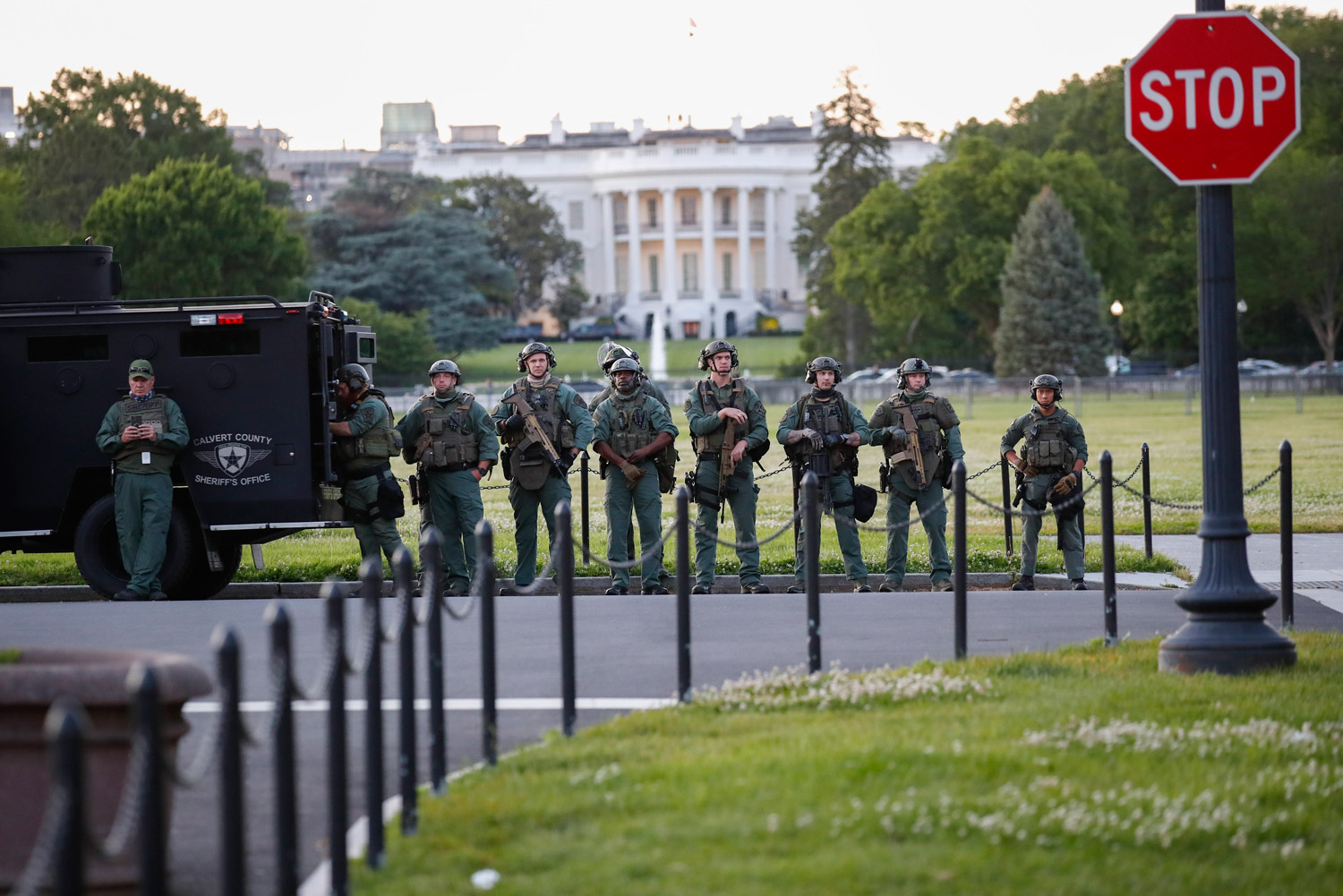 الحرس الوطني الأميركي ينتشر حول البيت الأبيض لدعم الشرطة