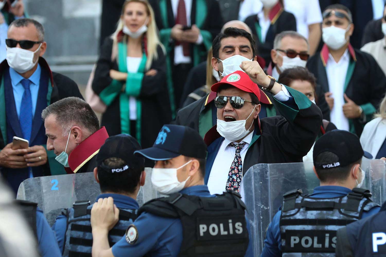 الشرطة منعت مسيرة المحامين نحو أنقرة بالقوة