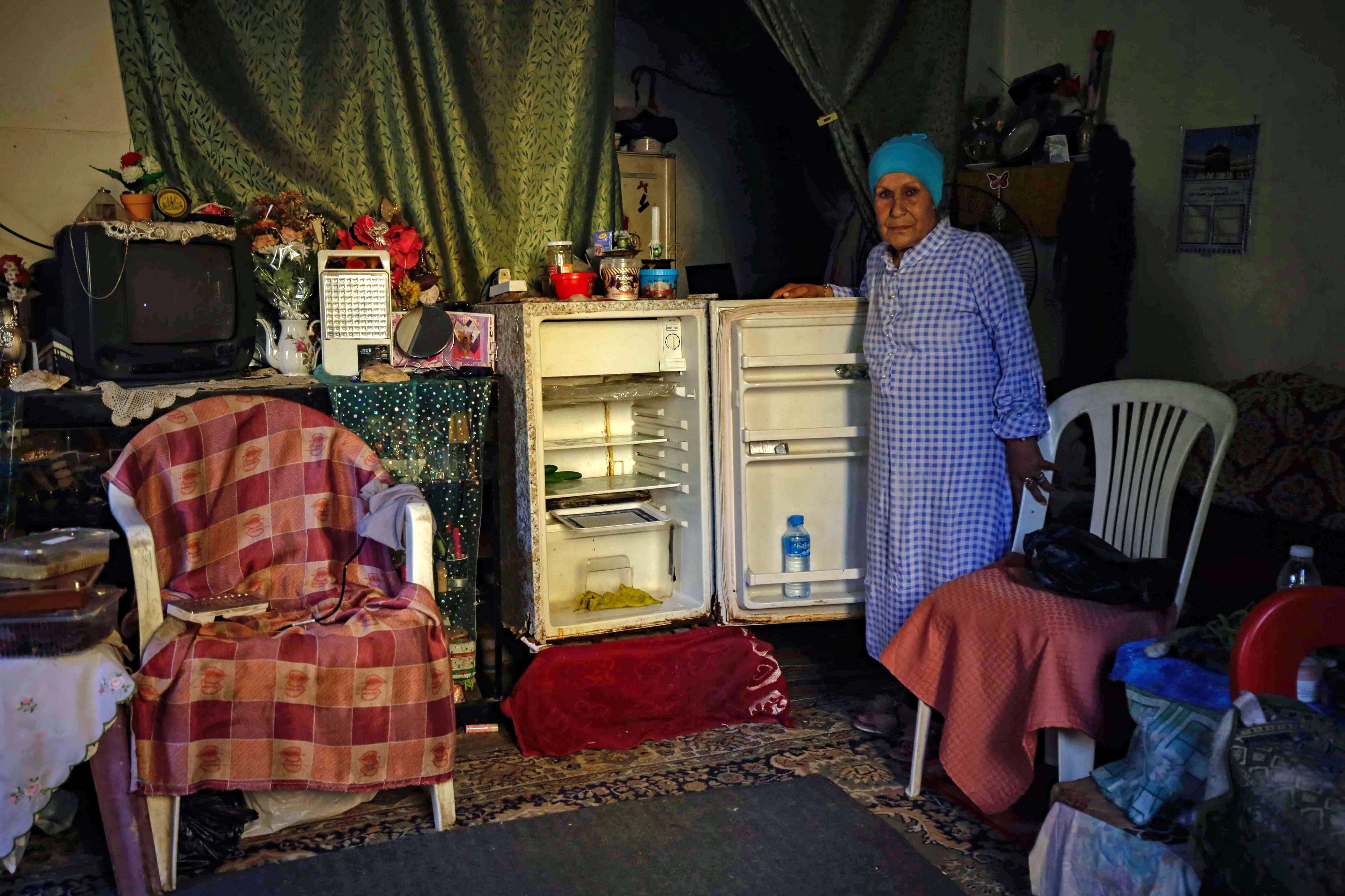 عائلات لبنانية باتت عاجزة عن توفير لقمة العيش على وقع أزمة غير مسبوقة