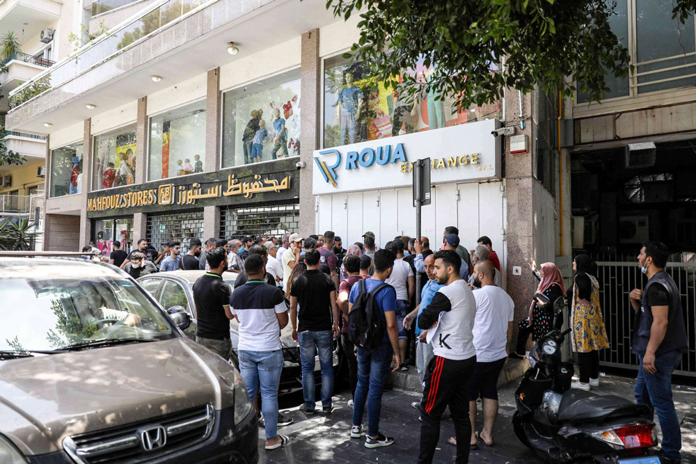 لبناونيون يصطفون خارج مكتب صرف في بيروت 