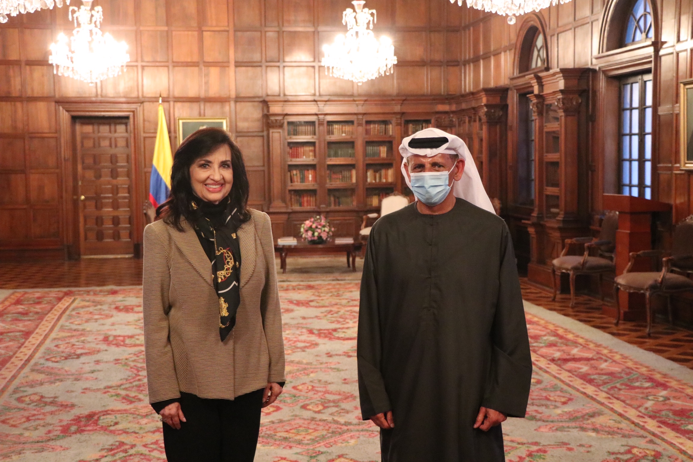السفير الإماراتي لدى كولومبيا سالم العويس (يمين) وزيرة العلاقات الخارجية في جمهورية كولومبيا كلاوديا بلوم 