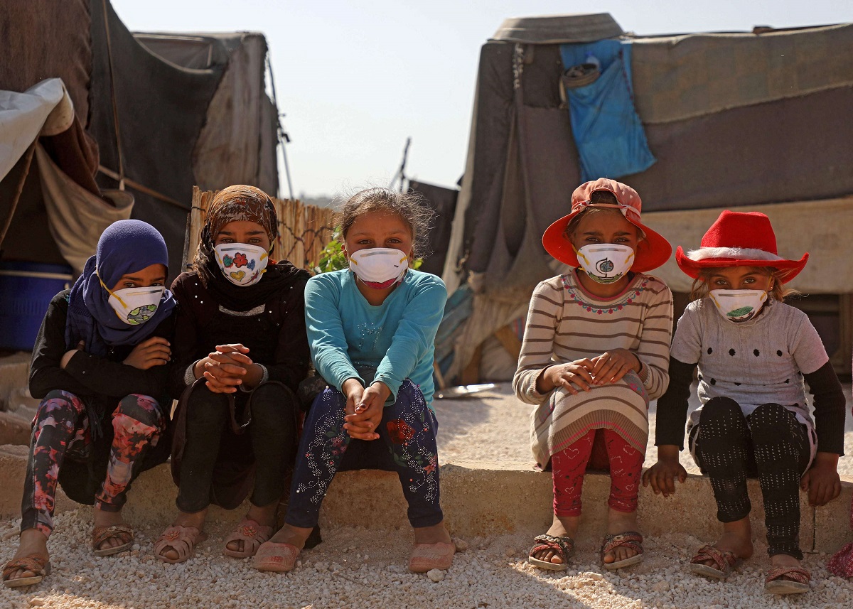 طفلات سوريات في مخيم في محافظة ادلب
