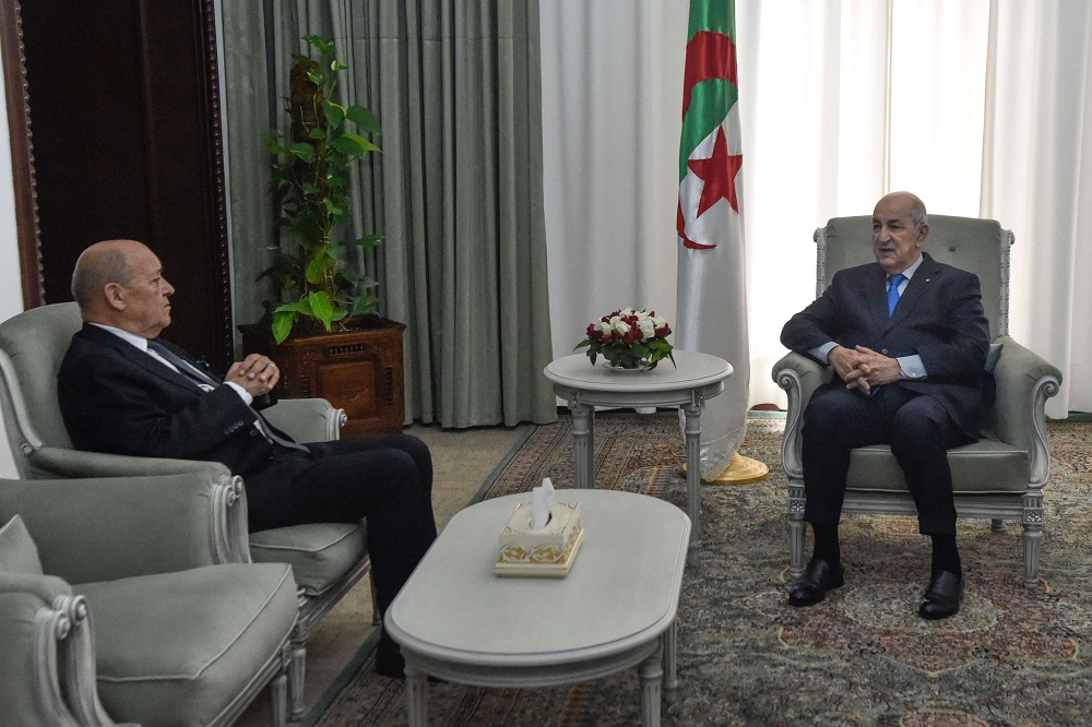 الرئيس الجزائري عبدالمجيد تبون في لقاء سابق مع وزير الخارجية الفرنسي جان ايف لودريان