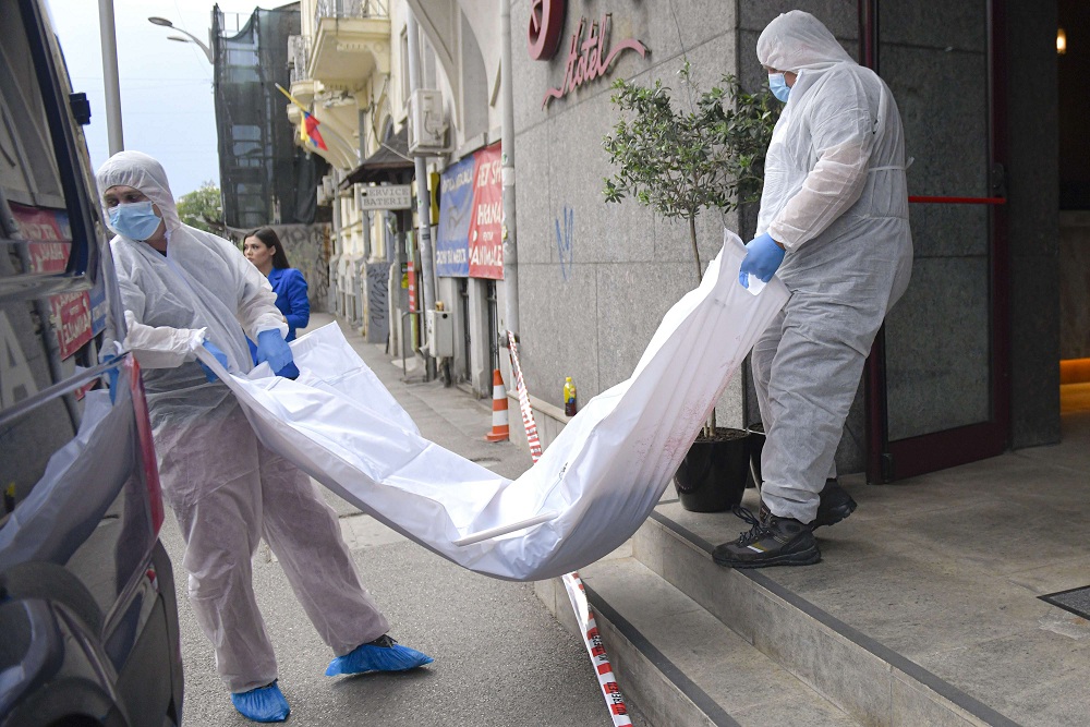 عناصر من الأمن الجنائي الروماني تنقل جثة غلام رضا منصوري