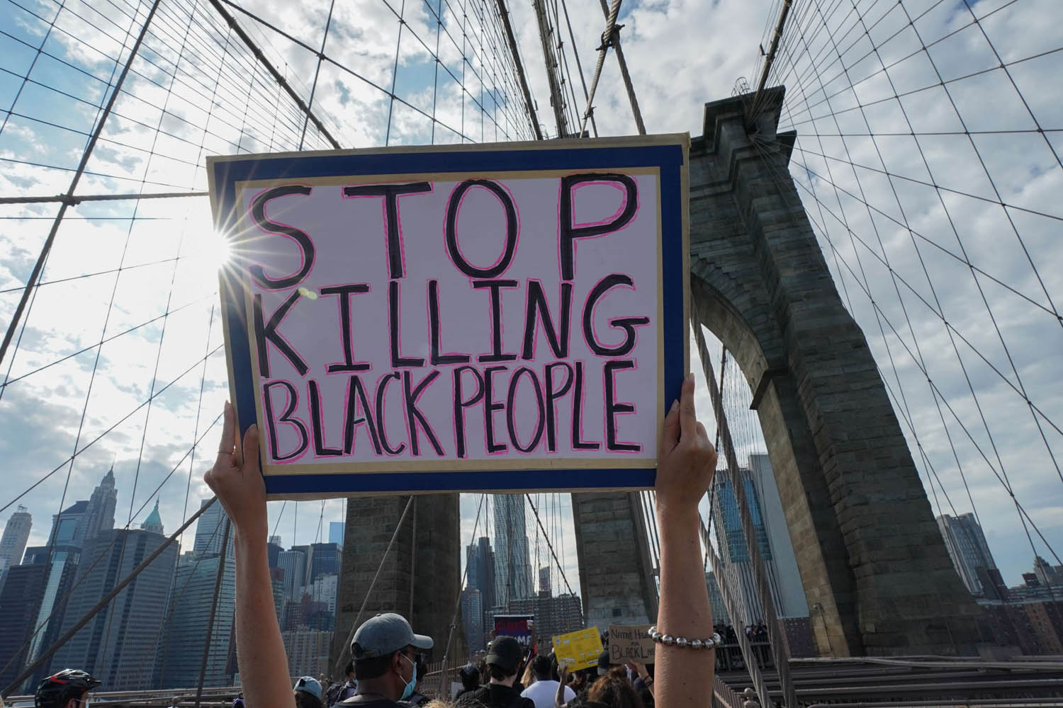 متظاهر يرفع لافتة تحث على عدم قتل السود في نيويورك
