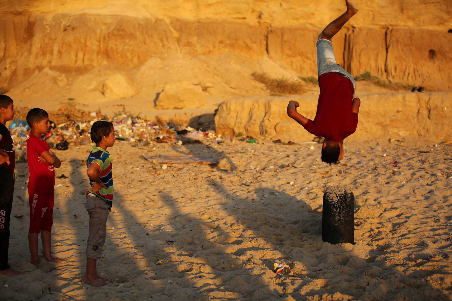 أطفال فلسطينيون يلعبون على ساحل البحر في دير البلح - غزة