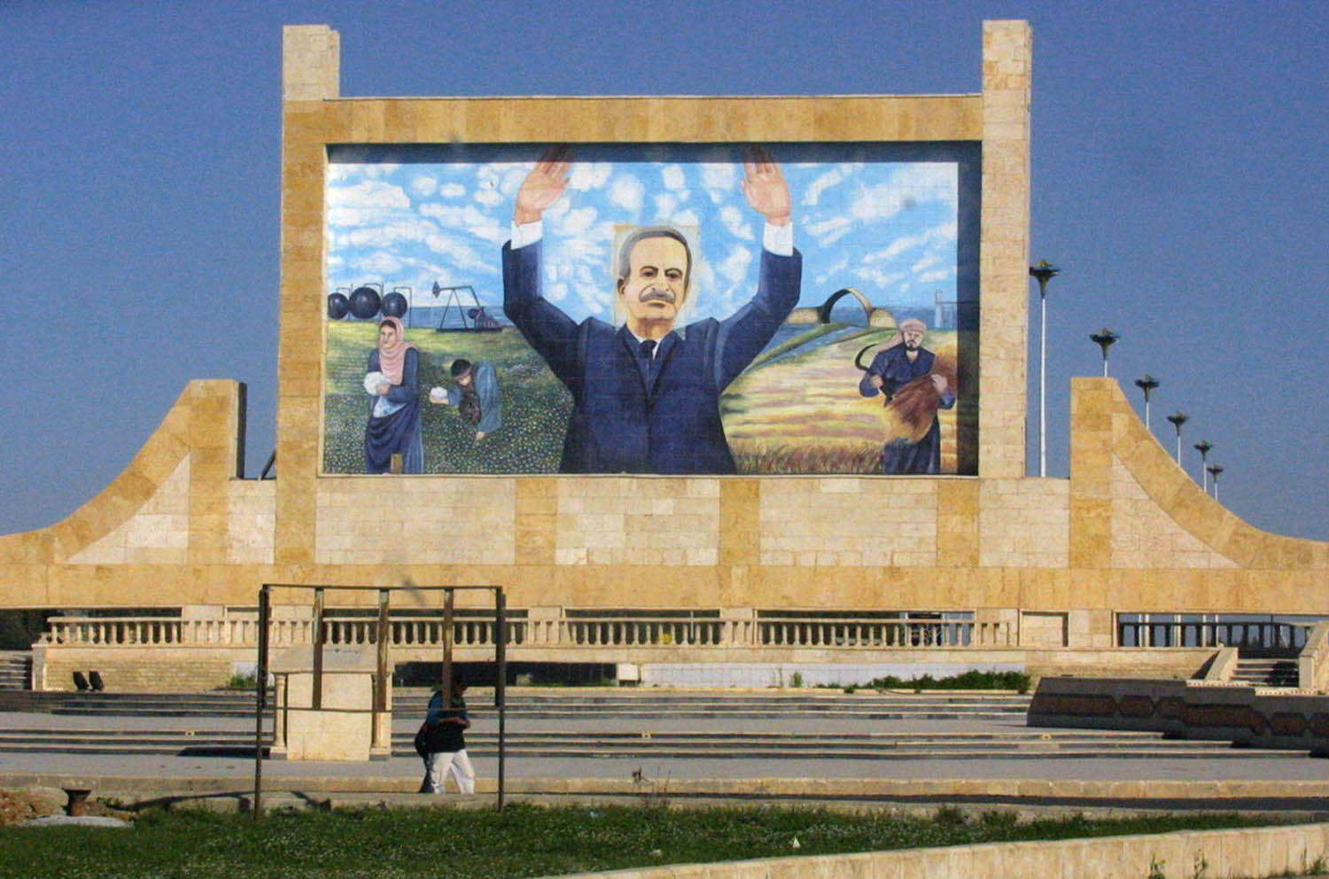 جدارية عملاقة للرئيس السوري الراحل حافظ الأسد