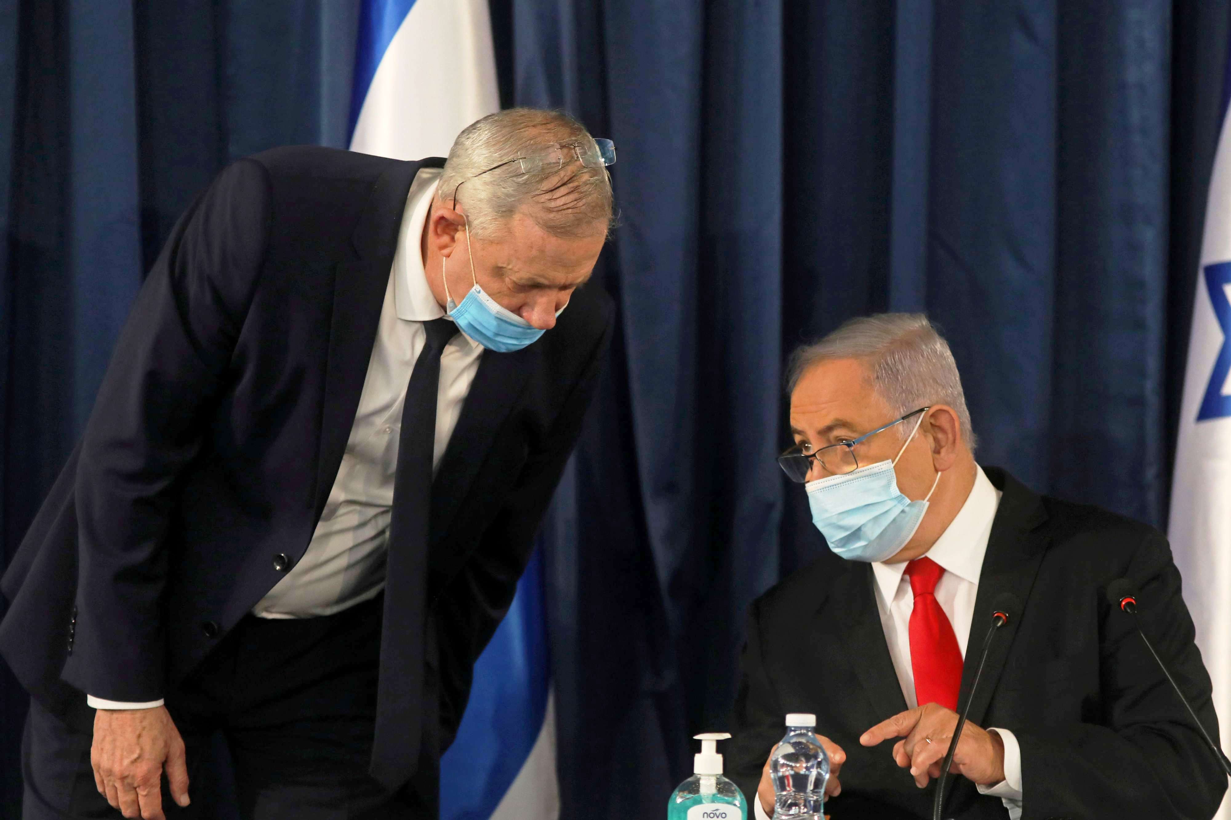 رئيس الوزراء الاسرائيلي بنيامين نتنياهو وشريكه في الائتلاف الحكومي بيني غانتس