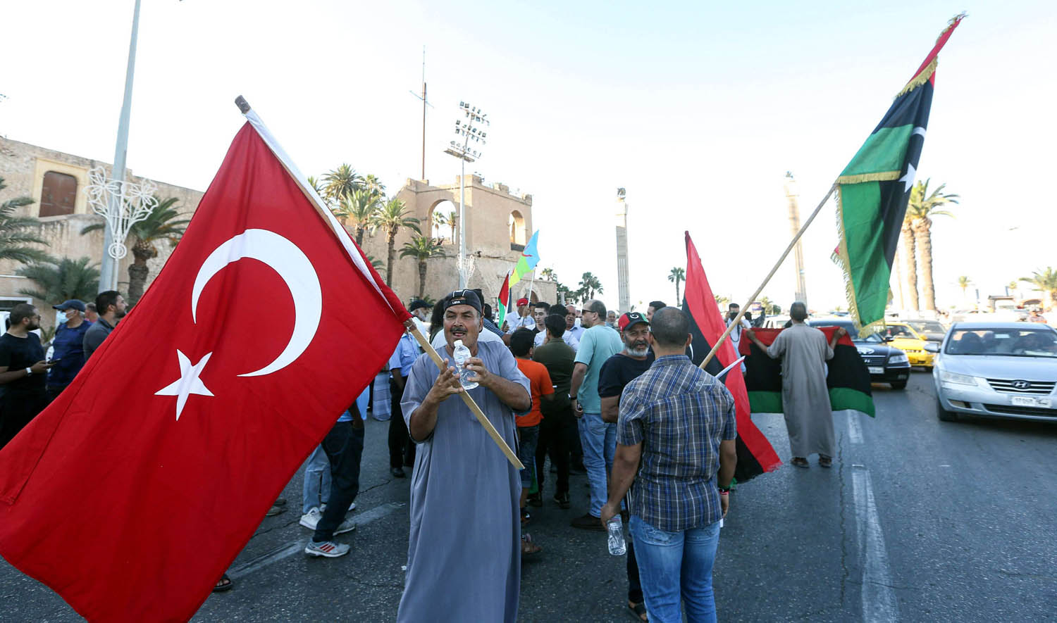 ناشطون ليبيون مؤيدون للتدخل التركي في ليبيا يرفعون اعلاما تركية وسط طرابلس