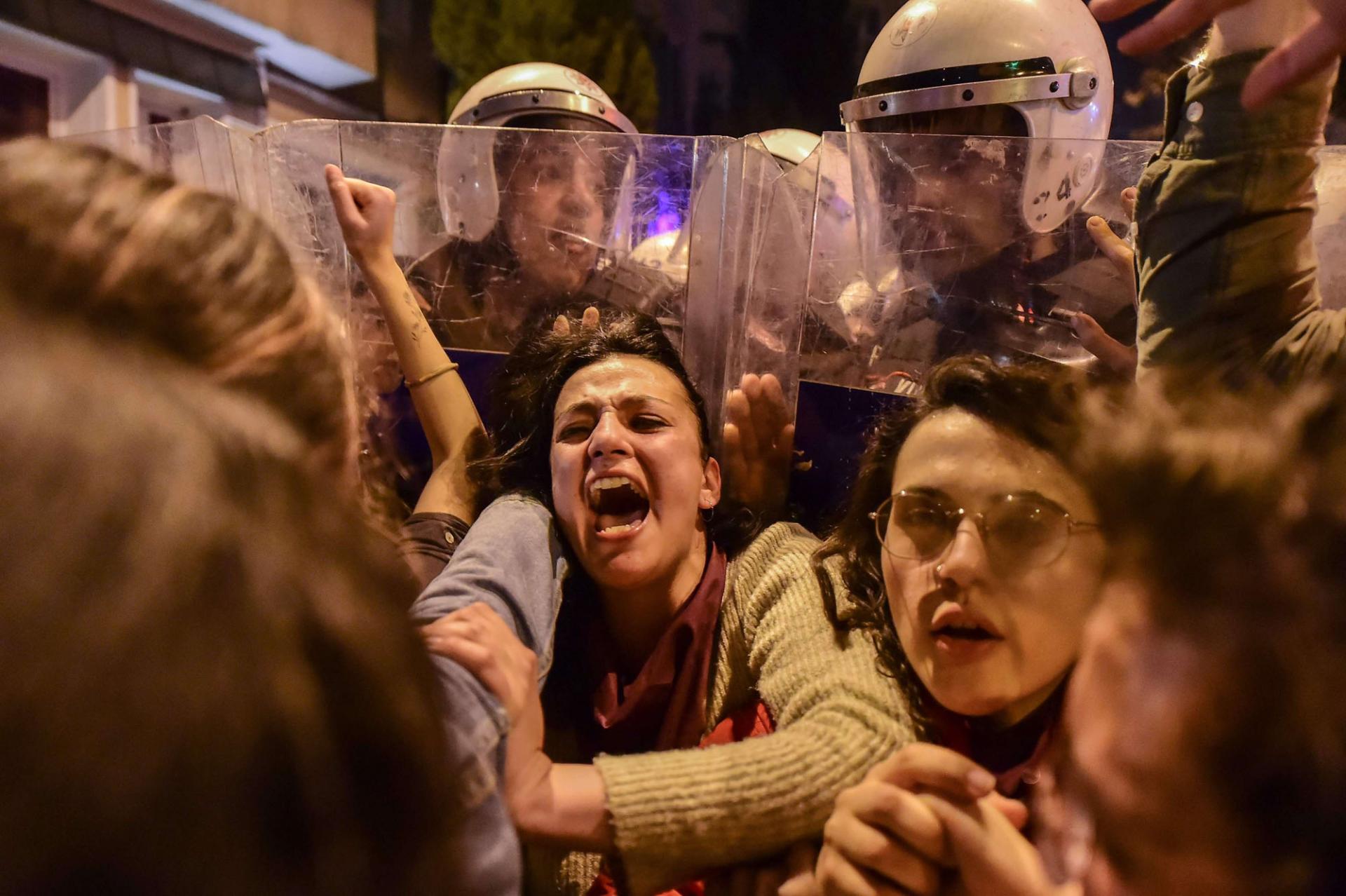 ضباط شرطة أتراك يقمعون مسيرة نسائية في يوم المرأة في اسطنبول