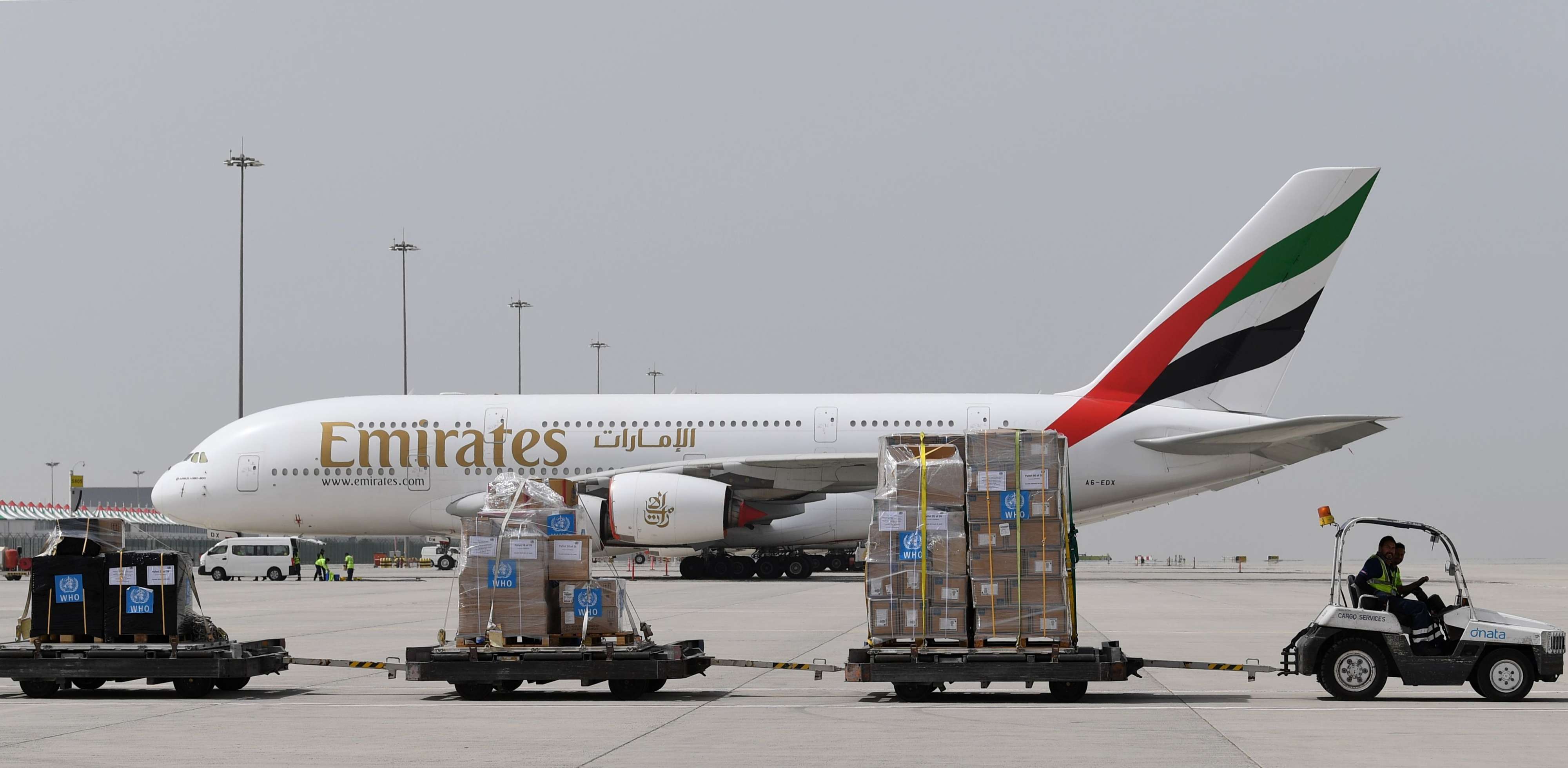 طيران الإمارات نقلت عشرات الأطنان من المساعدات الطبية لاكثر من وجهة عالمية ضمن جهود مكافحة كورونا