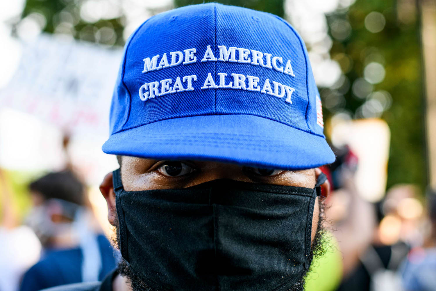 أميركي يشارك في الاحتجاج على عنصرية الشرطة في واشنطن
