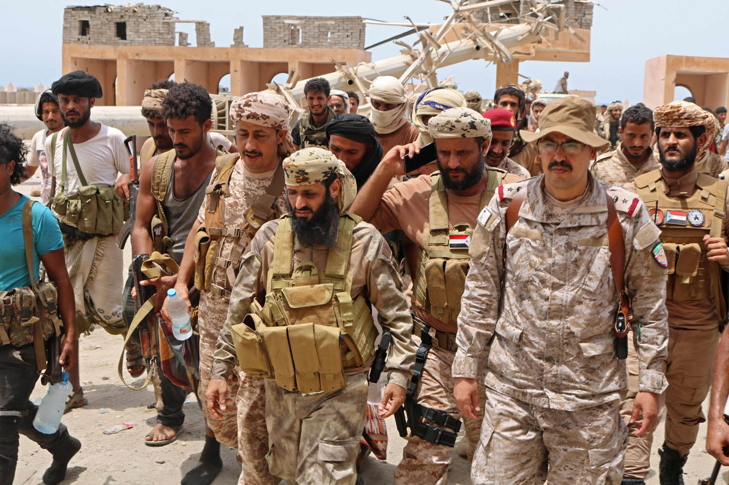 مقاتلون من المجلس الانتقالي في جنوب اليمن مع ضابط ارتباط سعودي في أبين