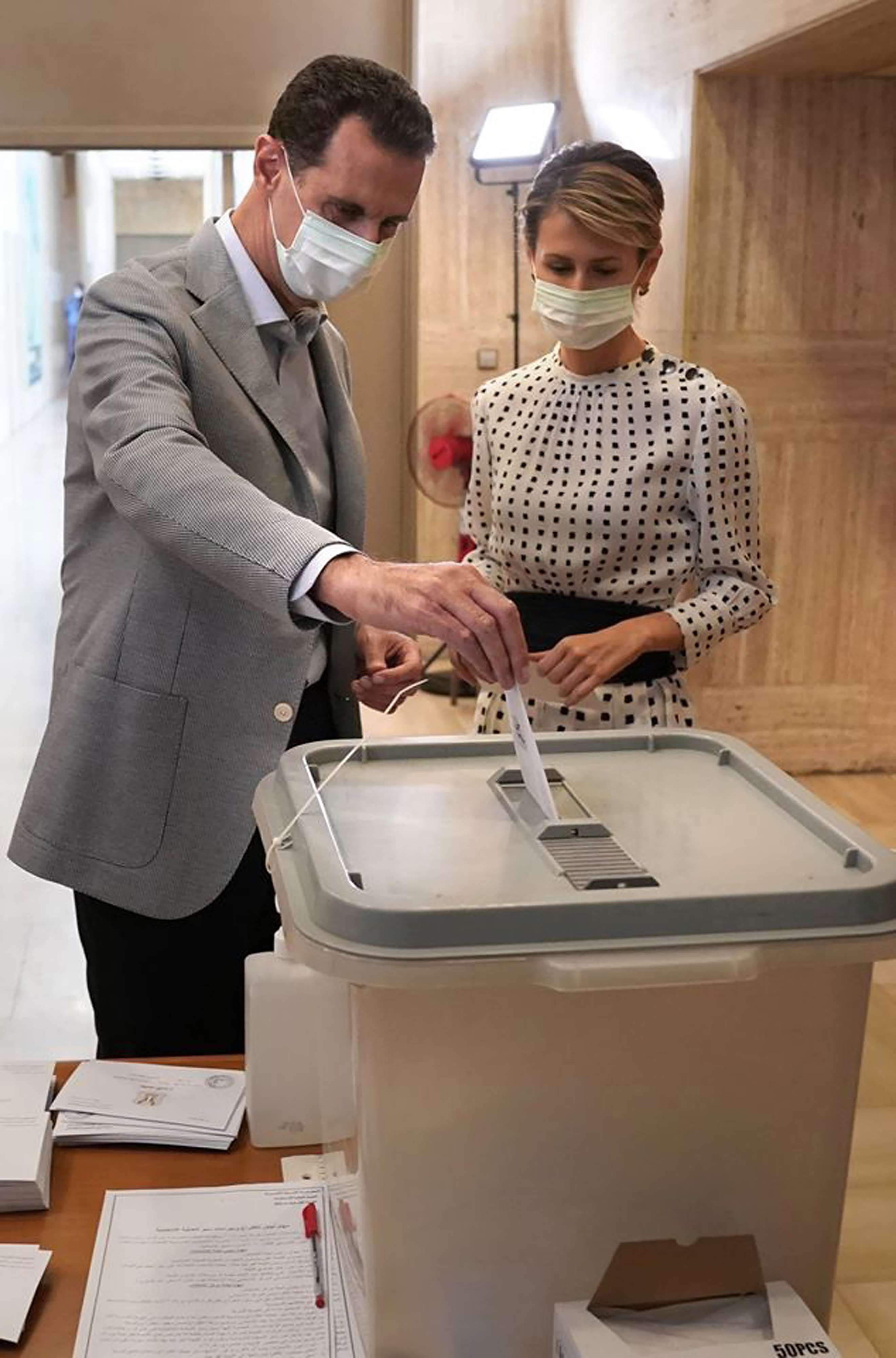 الرئيس السوري بشار الاسد وزوجته اسماء الاسد اثناء الاقتراع