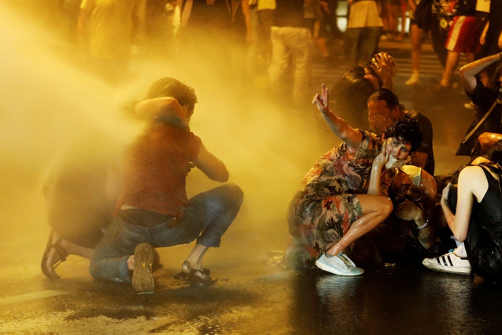 الاحتجاجات المناهضة لحكومة نتنياهو تتحول إلى العنف بشكل متزايد