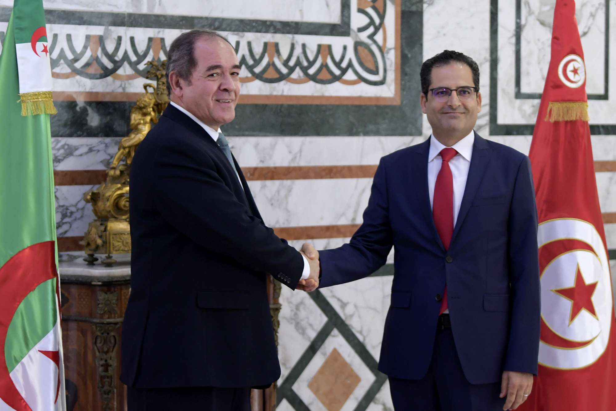 وزير الخارجية التونسي نور الدين الري (يمين) ونظيره الجزائري صبري بوقدوم