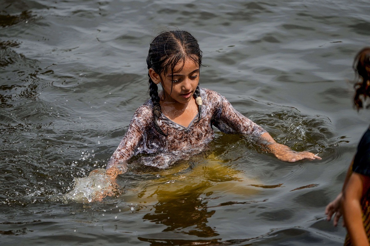 طفلة باكستانية تسبح خلال نهار حار