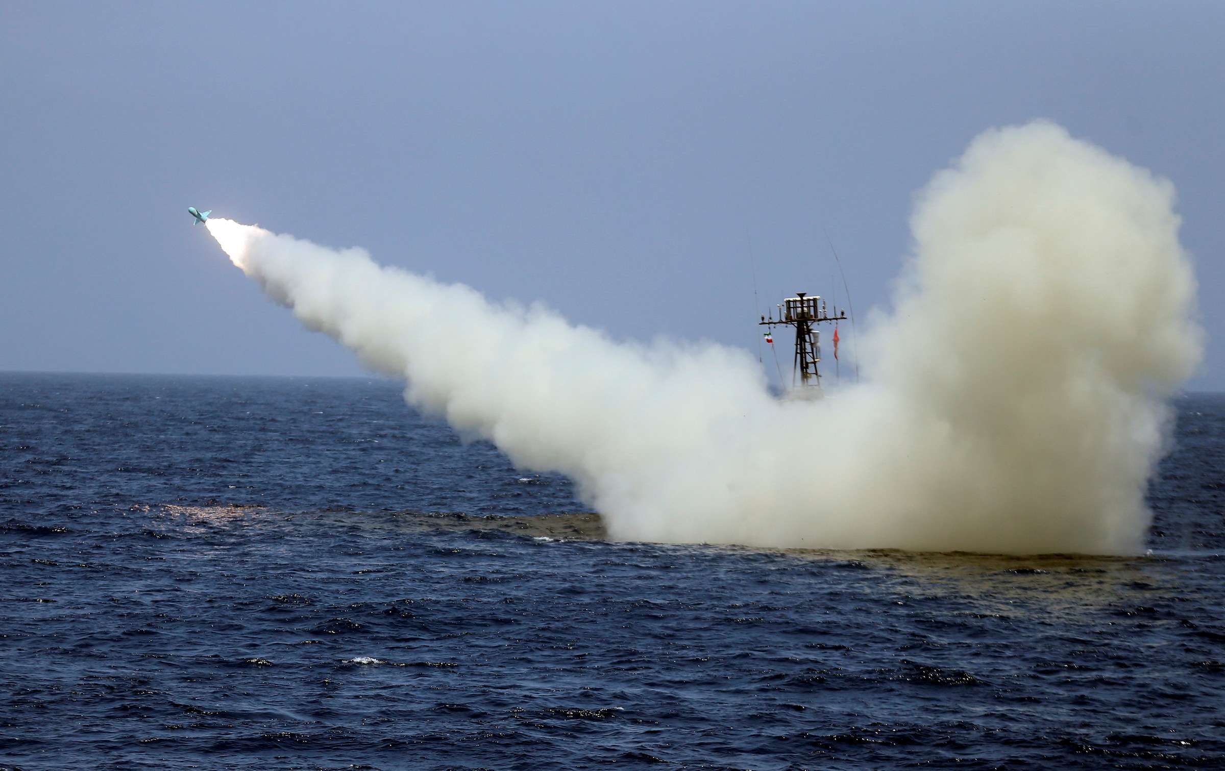 إطلاق صاروخ إيراني محلي الصنع في مياه الخليج