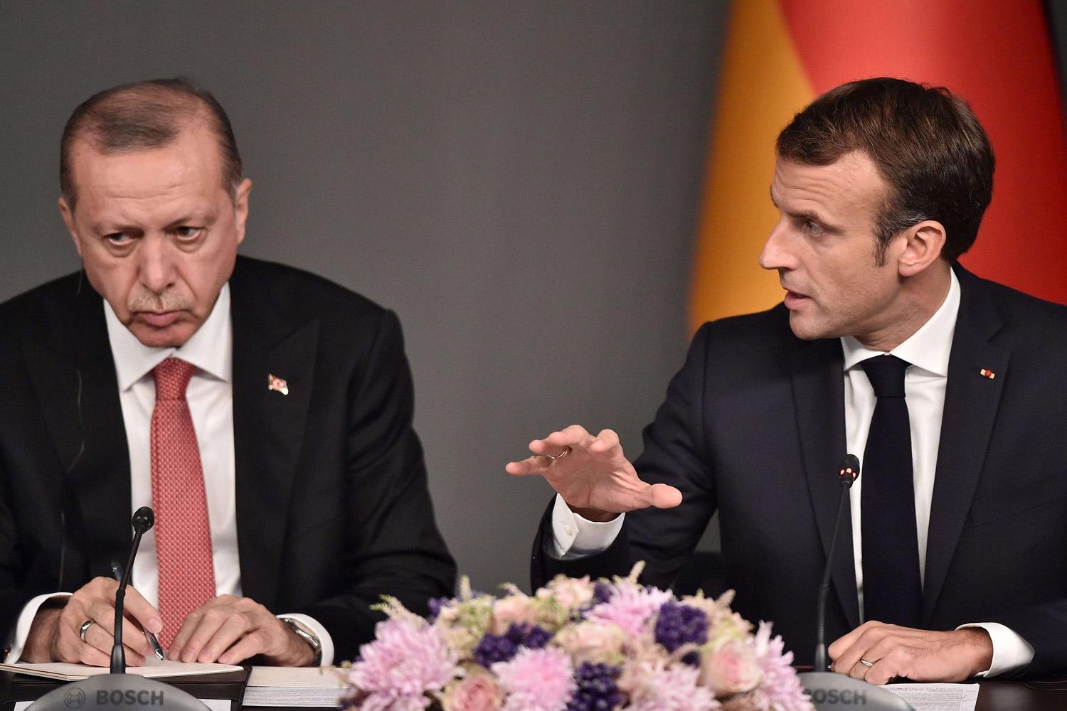 الرئيس الفرنسي مانويل ماكرون ونظيره التركي رجب طيب اردوغان