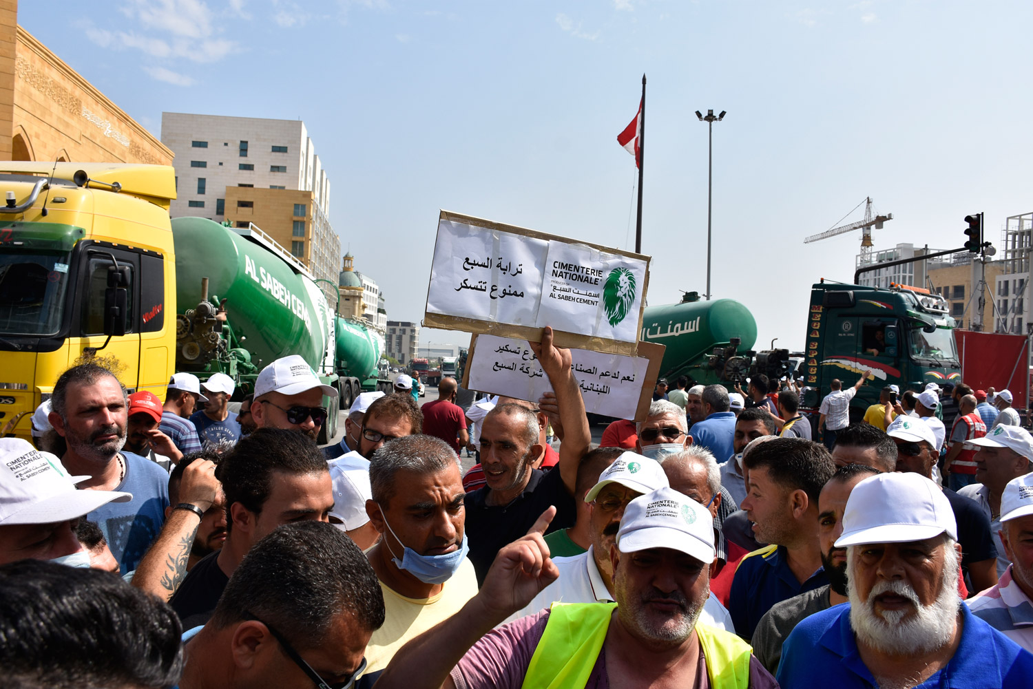 مظاهرة لسائقي الشاحنات التابعين لشركات الإسمنت في بيروت
