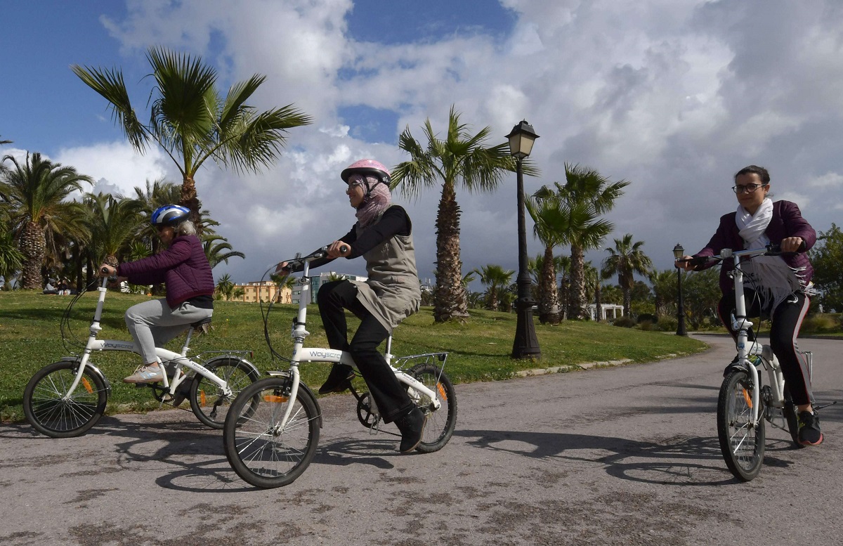 نساء تونسيات يتعلمن ركوب الدراجات في الحديقة اليابانية في وسط تونس 
