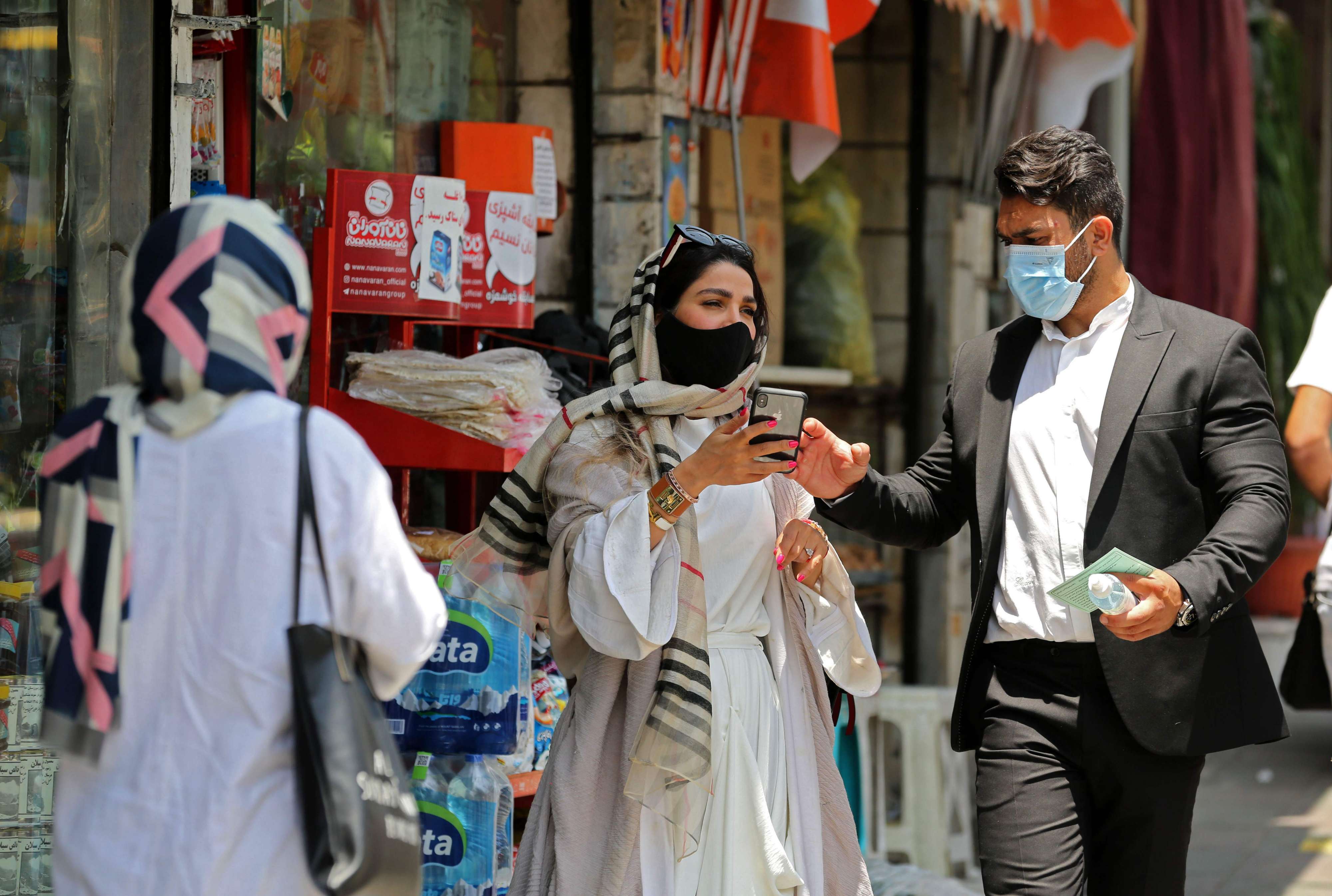 إيران تفرض ارتداء الكمامات للحد من انتشار كورونا