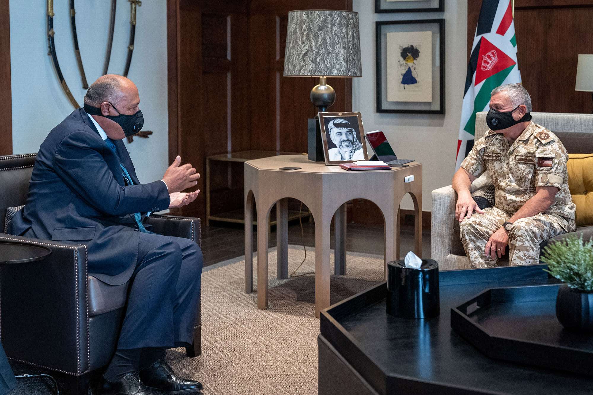العاهل الأردني الملك عبدالله الثاني (يمين) يلتقي وزير الخارجية المصري سامح شكري عمان