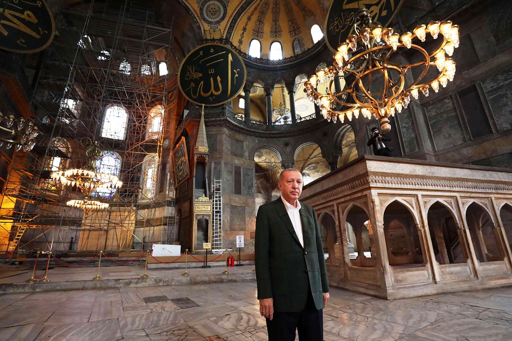 أردوغان يوظف ملف آيا صوفيا سياسيا للتغطية على نكساته وشعبيته المتآكلة
