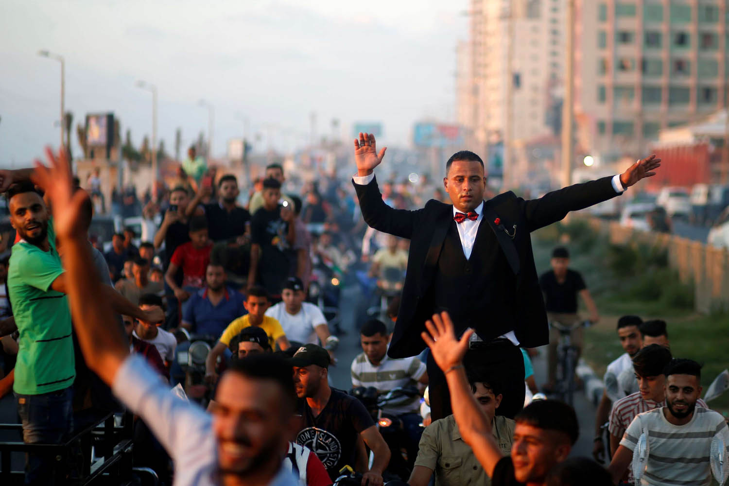 عريس فلسطيني يحتفل بزفافه في غزة