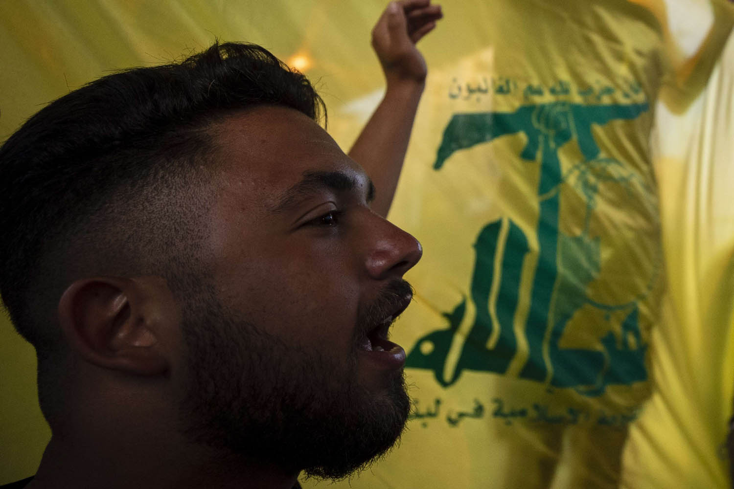 ناشط في حزب الله في تظاهرة وسط بيروت