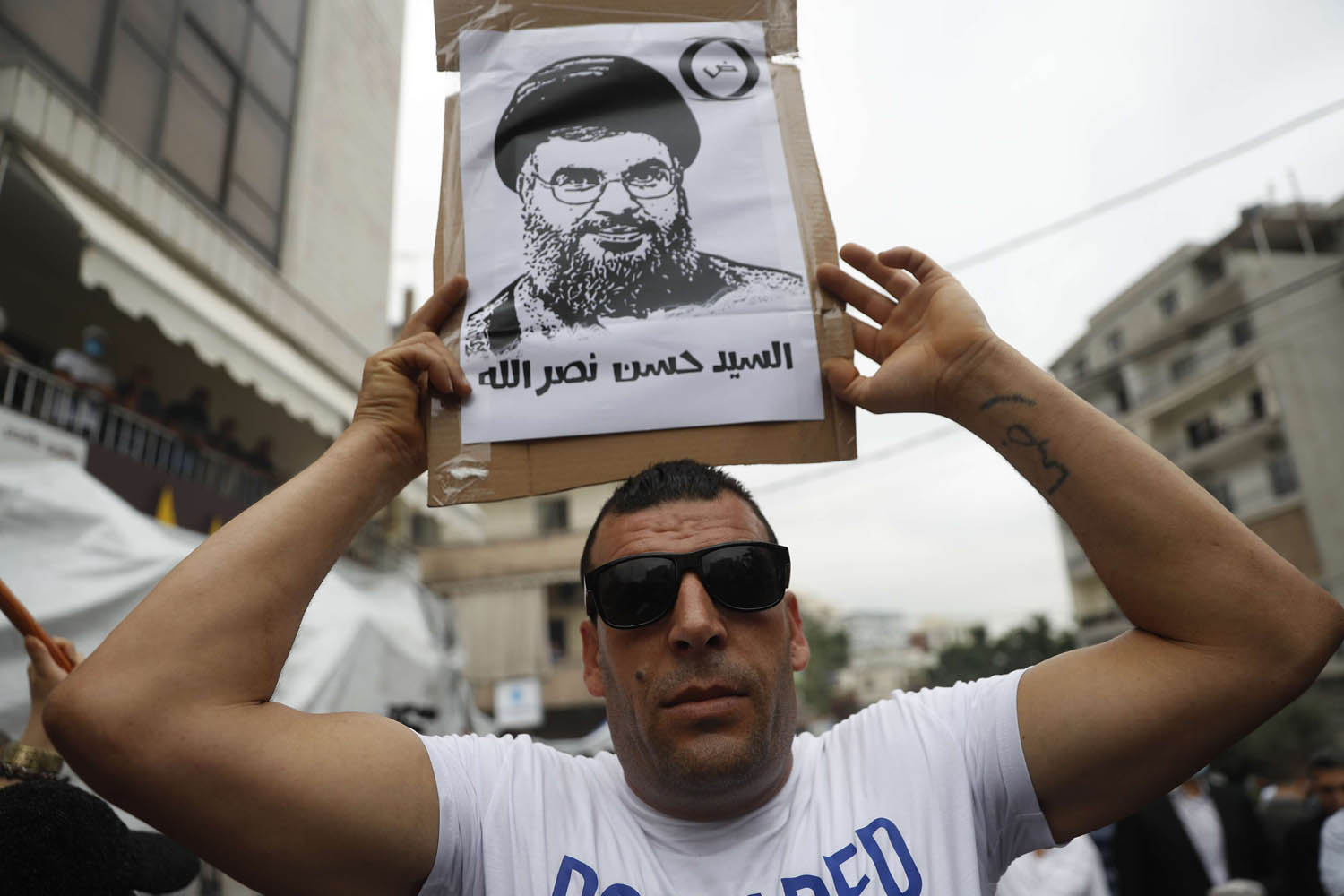 ناشط في حزب الله يرفع صورة حسن نصرالله