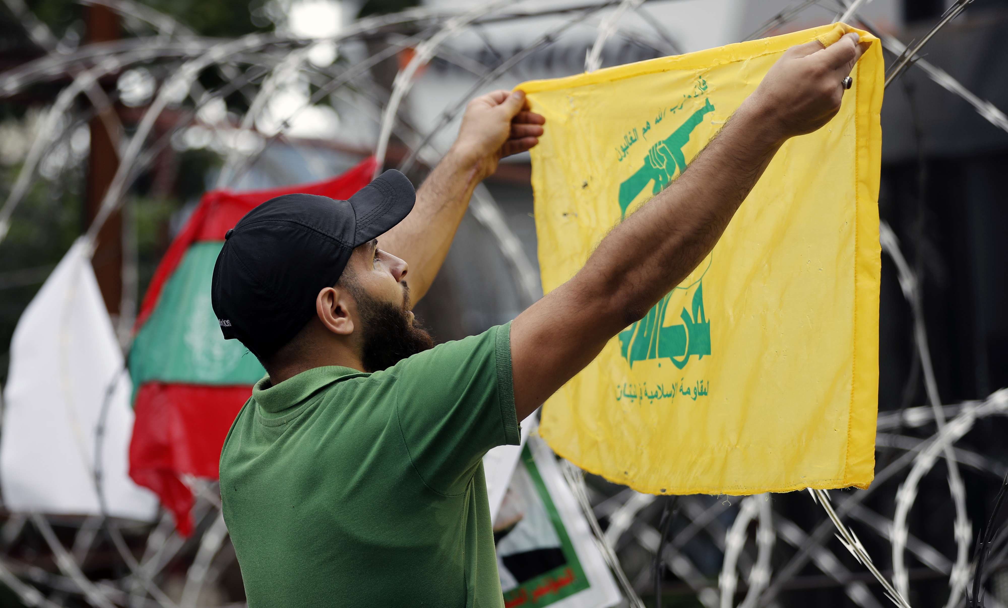 هيمنة حزب الله تعرقل صرف منح وقروض بمليارات الدولارات للبنان