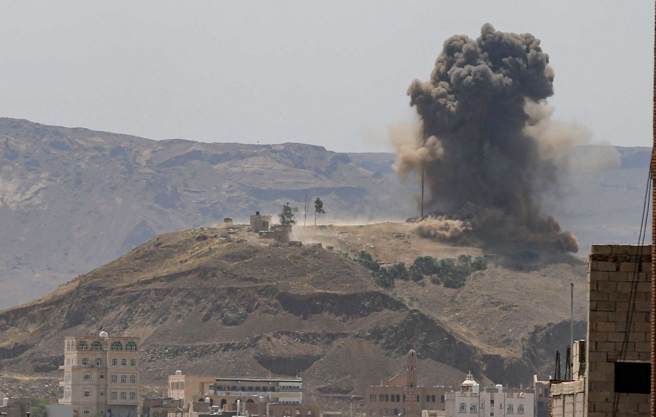 التحالف العربي يستهدف معاقل للحوثيين في صنعاء