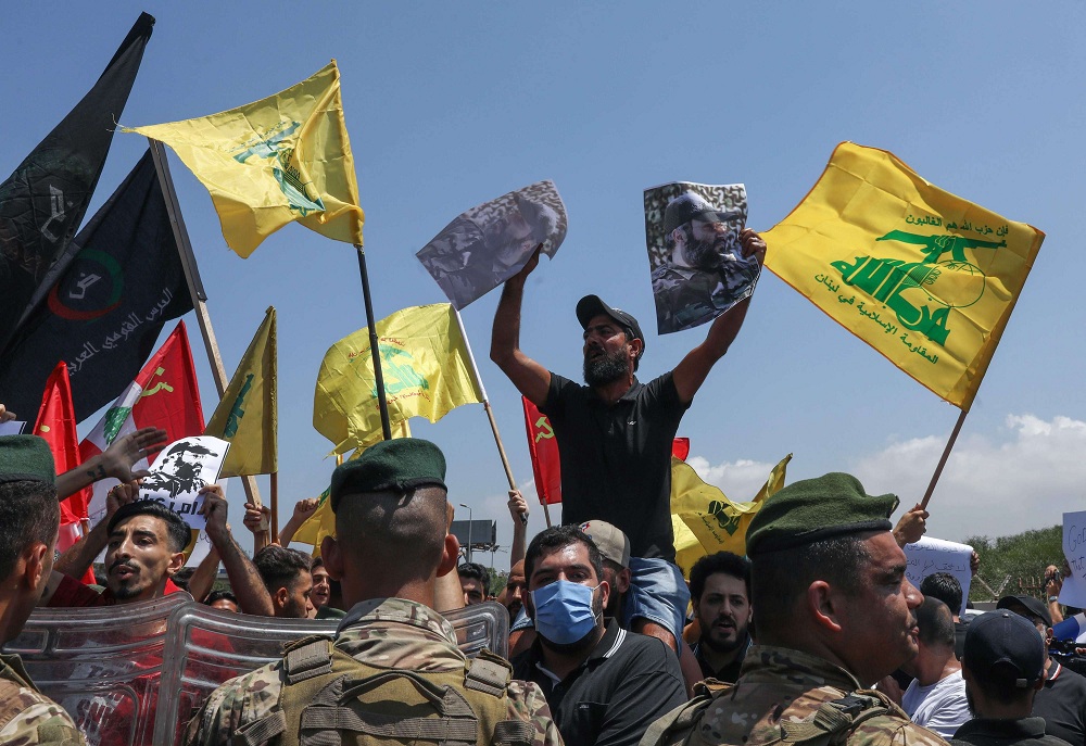 أنصار حزب الله يحتجون على زيارة الجنرال كينيث مكنزي للبنان 