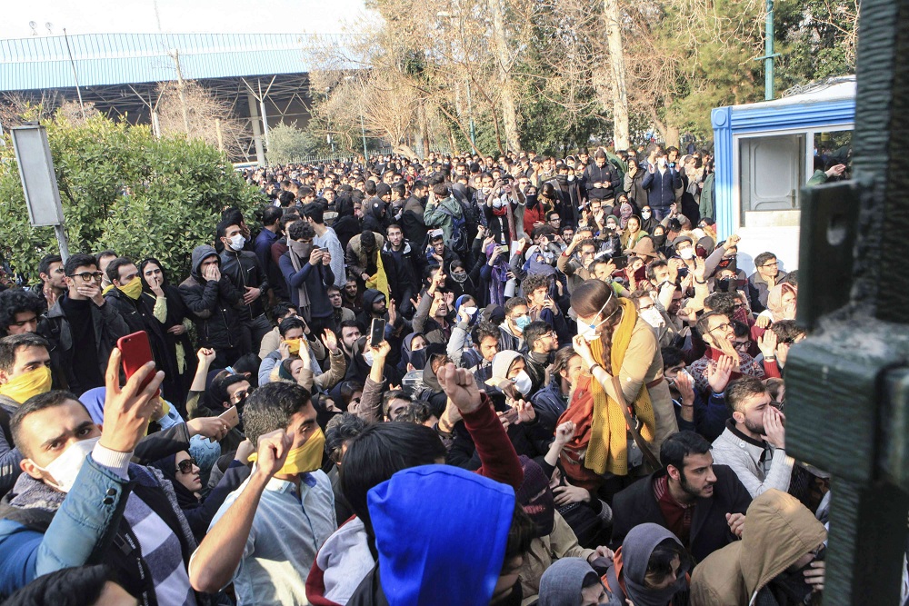 استمرار الاحتجاجات في جنوب غرب إيران يربك النظام 