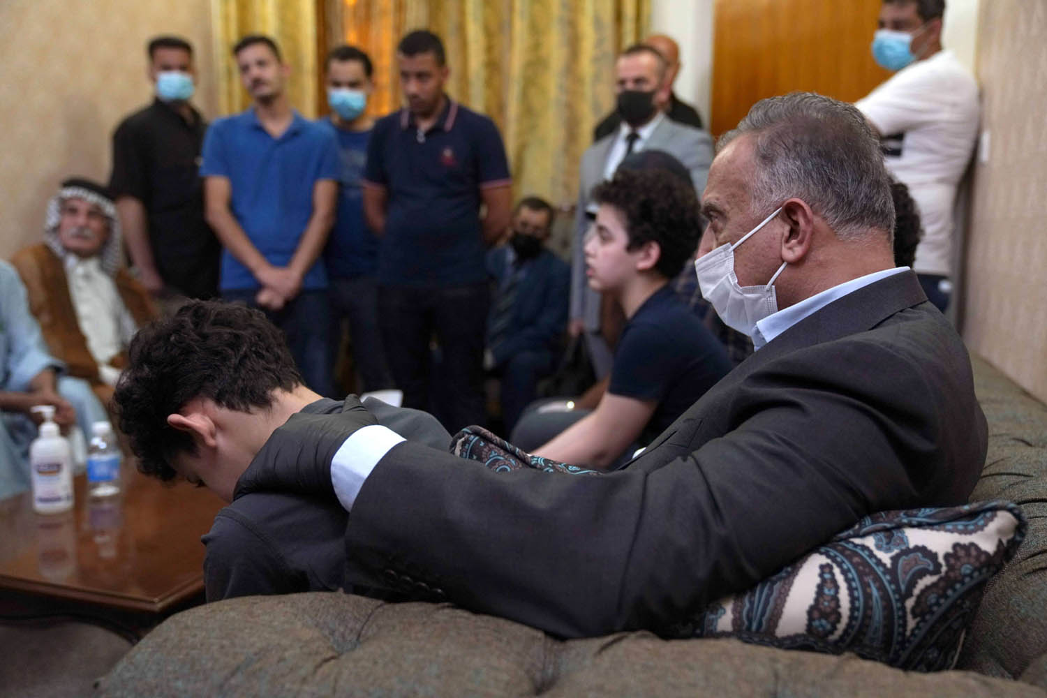 رئيس الوزراء العراقي مصطفى الكاظمي يعزي عائلة هشام الهاشمي