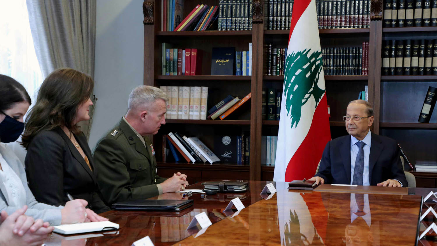 الرئيس اللبناني ميشال عون يستقبل قائد القيادة المركزية الأميركية الجنرال كينيث ماكينزي