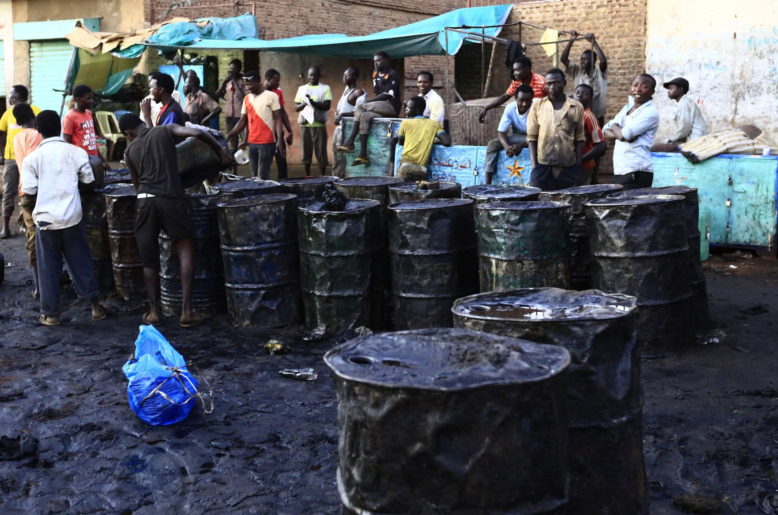 الحكومة السودانية سترفع بصورة تدريجية الدعم عن البنزين والديزل