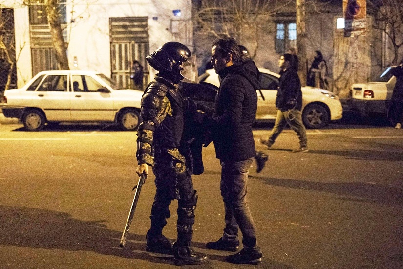 محتج وجها لوجه مع شرطي إيراني مشهد كان يندر رؤيته في إيران