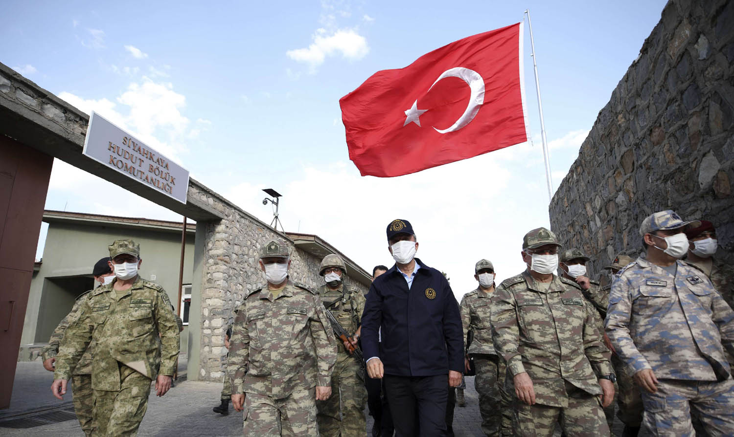 وزير الدفاع التركي خلوصي أكار يتفقد قوات بلاده على الحدود مع العراق