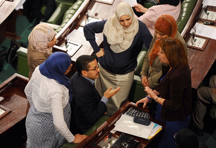 مدير ديوان رئيس البرلمان المستقيل الحبيب خضر مع عدد من نائبات حركة النهضة