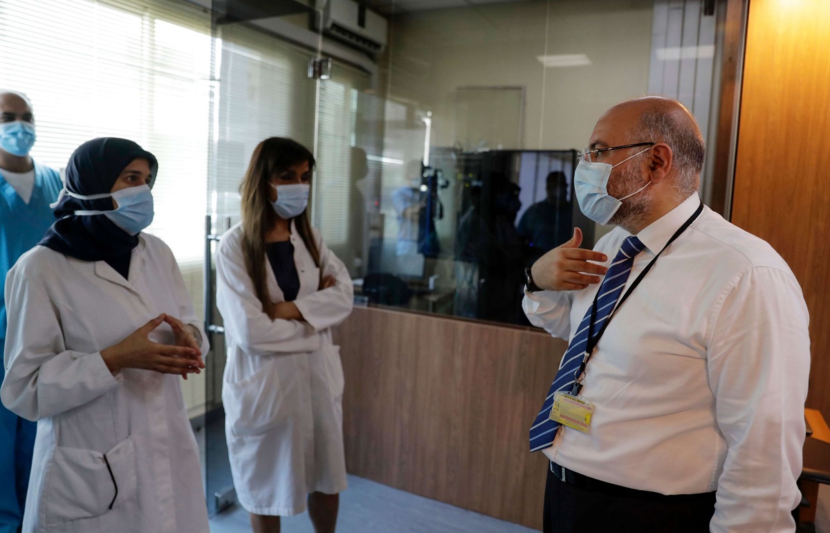 فراس أبيض يقف مع الكادر الطبي في مستشفى رفيق الحريري الجامعي 
