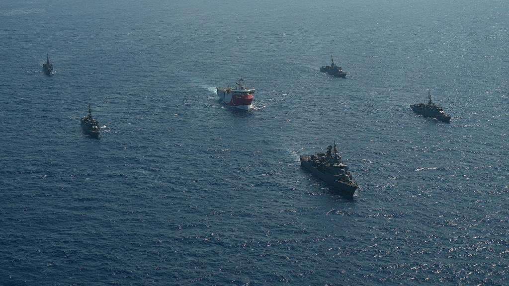 سفن حربية ترافق سفينة التنقيب التركية في شرق المتوسط