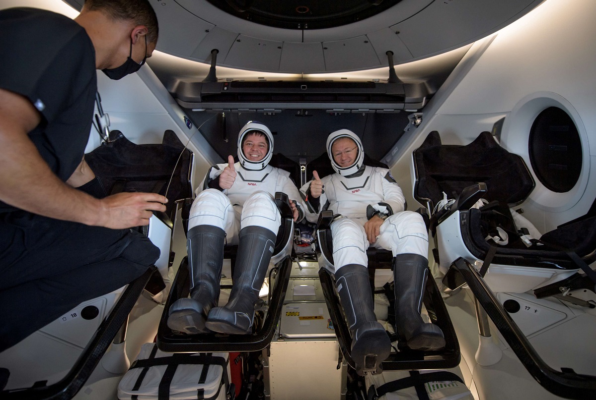 رائدا الفضاء الاميركيان بوب بيهنكن وداغ هورلي بعد عودتهما الى الارض 