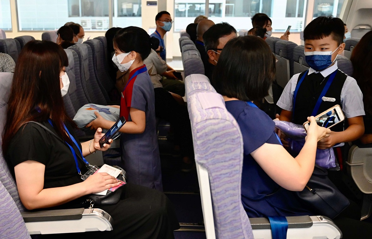 أطفال وأولياء أمورهم يلعبون دور المضيفين والركاب خلال رحلة طيران وهمية في تايوان