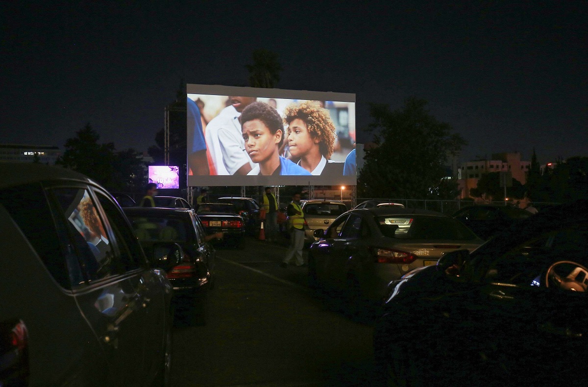 أردنيون يتابعون فيلما من سياراتهم في أول سينما "درايف إن" في بلادهم