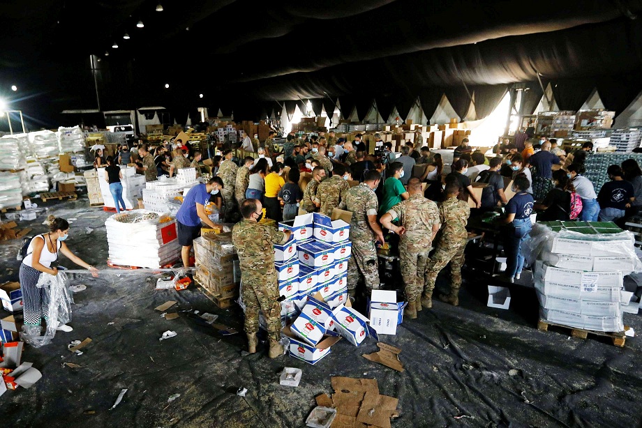 الجيش اللبناني يشرف مع متطوعين على عمليات توزيع المساعدات الانسانية للمتضررين