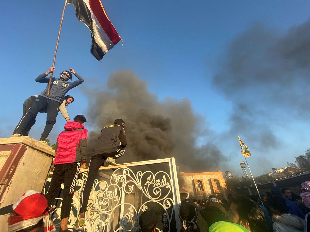 متظاهرون يحرقون مقرا لقوات الحشد الشعبي 