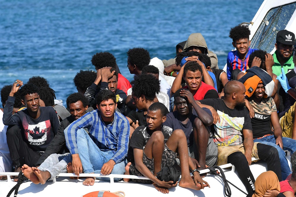قوارب 'الموت' تجر آلاف المهاجرين إلى أوروبا