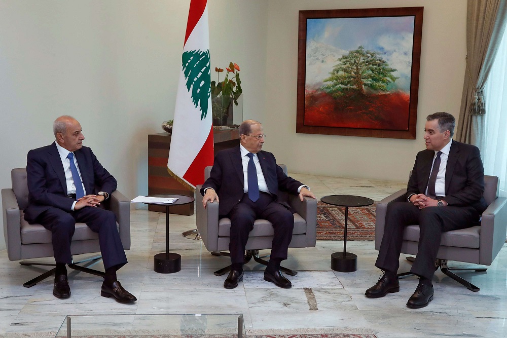 لقاء بين رئيس الحكومة اللبنانية مصطفى أديب (يمين) وعون (وسط) وبري